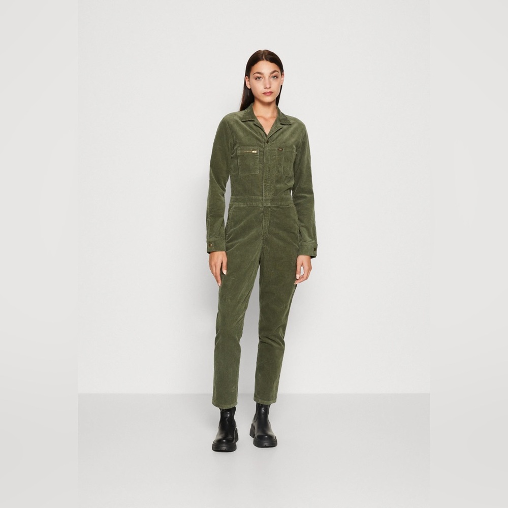 Lee Corduroy Union-All Jumpsuit in Olive Grove
Long Sleeve
Size: XL